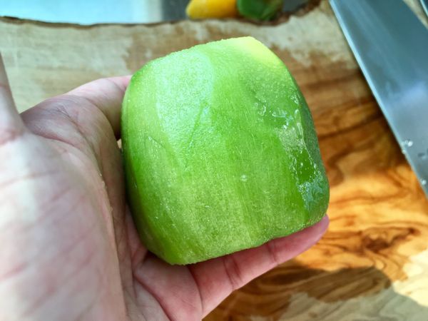 奇異果去頭尾.皮.洗淨.切一圈鋸齒狀.要戳深一點.比較好拔開