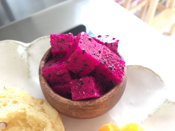 紅龍果切丁.裝木杯