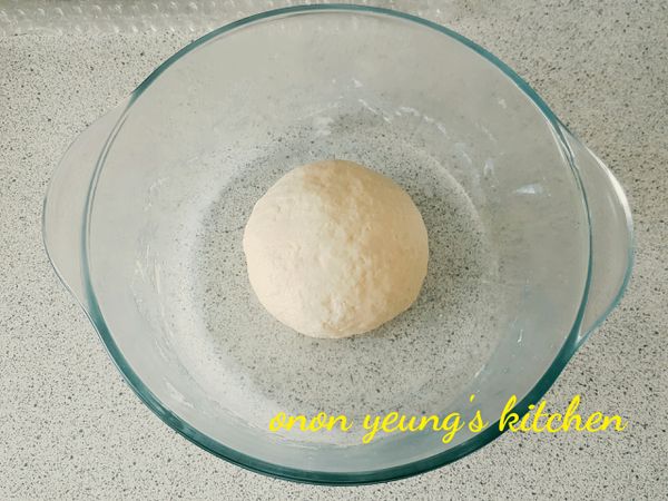 把粉類、盬、糖和酵母放進容器裡拌勻，把麵粉拌勻成糰。（注意不同品牌的粉吸水程度不一樣，要自行調節喔。）

然後，把橄欖油揉合麵糰揉至三光（麵糰光滑、手光滑、攪拌盤光滑）