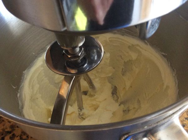 室溫軟化的奶油打軟後加入糖，打至鬆發。