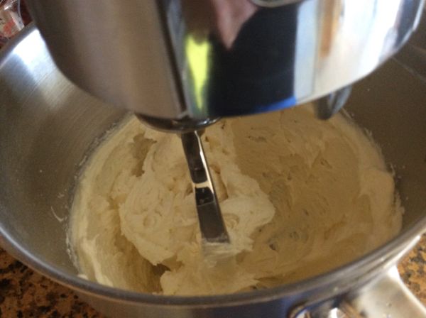 然後加蛋及香草精打勻。