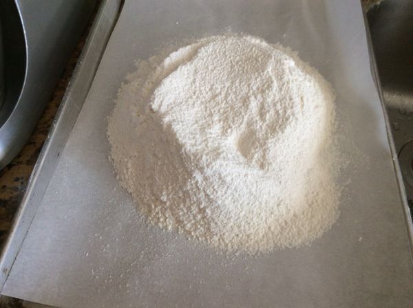 低筋麵粉、泡打粉、鹽一起過篩。