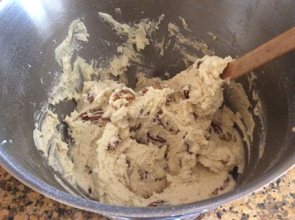 粉料和奶油糊拌勻後加入核桃拌勻。