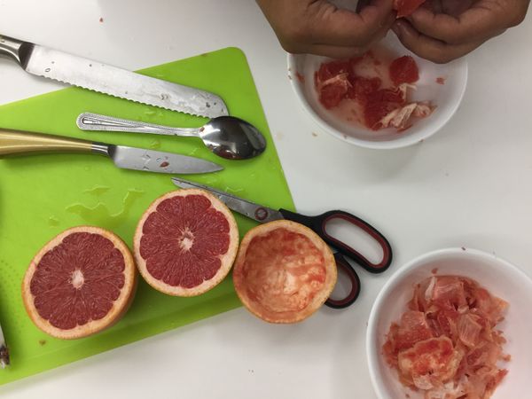 將葡萄柚對切，將果肉用湯匙以及剪刀挖出來，再用果汁機打碎果肉成果汁。用剪刀或用手將皮上殘餘的果肉撕除，過程中要小心不要將皮弄破洞 (在撕除的過程不要將蒂頭拔掉，不然會有洞)