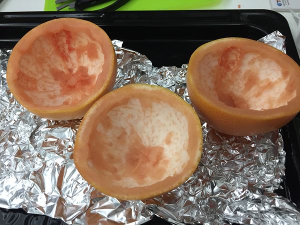 果皮放在弄皺的鋁箔紙上面