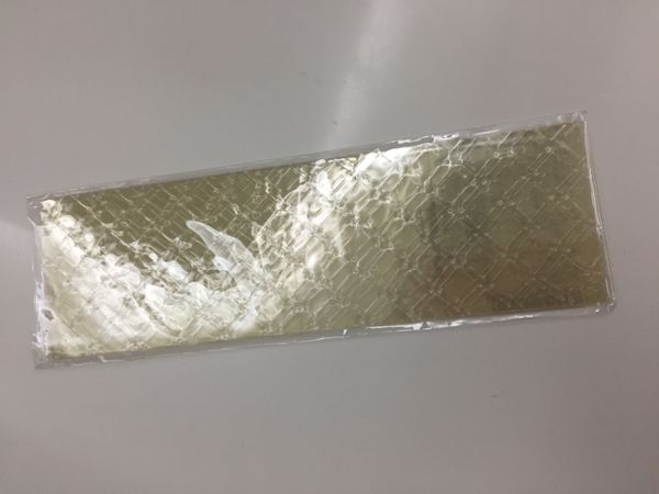 測量過濾後的果汁量，把等比例的吉利丁片浸泡水中3分鐘，再將吉利丁片加入果汁攪拌到消失，若融化不了則稍微加熱果汁以利融化。吉利丁片: 水= 1片 : 150g水。