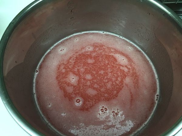 測量打完的果汁的容量，再加入果汁量一半的熱水。再用篩網過濾