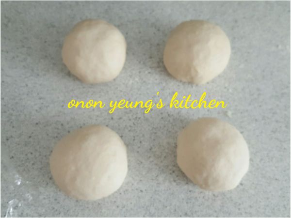 第一次發酵完畢後，取出用手壓下去擠出氣體，然後分割成4個麵糰，滾圓。靜置20分鐘。