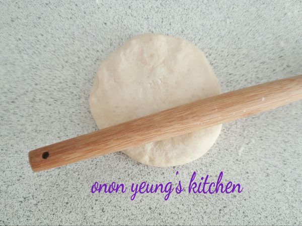 麵糰醒後取出，將小糰擀成薄的圓形（我沒有去量實在的厚度，就是薄的）。