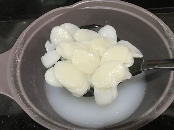 年糕先洗淨，浸水3分鐘，加入滾水煮10分鐘