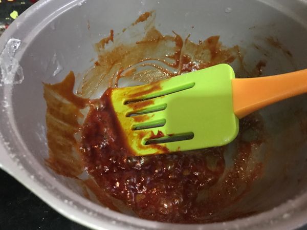 韓式辣醬一湯羹，加入兩湯羹砂糖，兩湯羹水