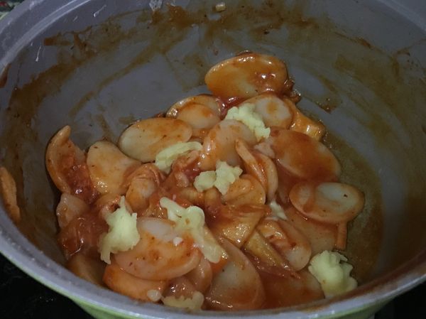 加入已煮好的年糕，泡菜，攪勻
最後加入芝士煮溶即可