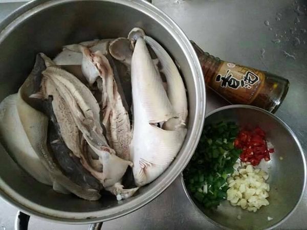 然而，魟魚是少數的軟骨魚類，回來需要用菜瓜布或刷子將魚皮上的黏液、髒污雜質刮除乾淨，最後用水清洗乾淨即可並切一半。(若擔心有阿摩尼亞味道的腥味，可以用米酒醃一下魟魚來去腥)。蒜頭敲碎、青蔥切珠、辣椒切碎，醬油，備用；