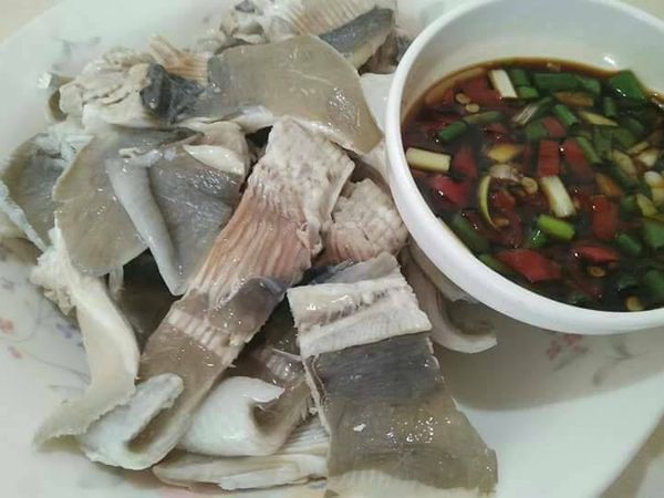 汆燙澎湖野生魟魚後(以澎湖野生魟魚份量與水量多寡來斟酌時間)。大約2-5分鐘後，小碟盤撒上蒜頭、蔥珠、辣椒，並淋上少許醬油，沾著醬料食用，即可盛盤享用天然的膠質，能養顏美容的澎湖野生涼拌魟魚。