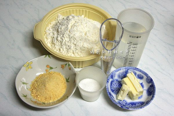 所有食材量秤好
巧克力等要彩繪時先以隔水加熱的方法溶成液狀裝袋使用。