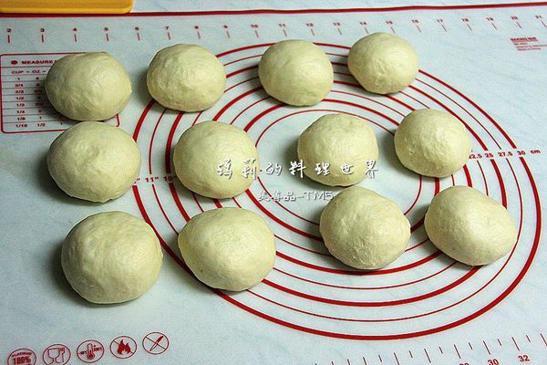 將麵糰取出揉圓，靜置發酵約 1 小時
至麵糰呈現約 2 倍大。

然後再切割成 12 顆麵糰，分別滾圓後靜置10分鐘醒麵。