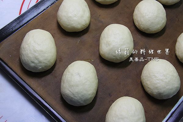 整型成微橢圓狀
擺放在烤盤上靜置約 60 分鐘做最後發酵。