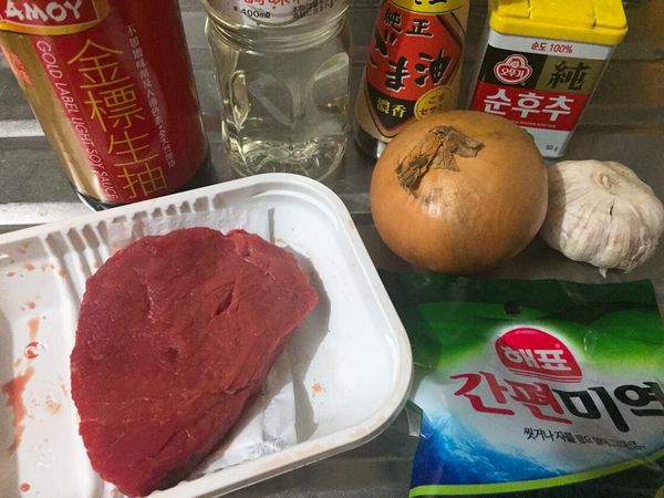 1．海帶泡水。
2．洋蔥去皮。
3．將牛肉洗乾淨，切塊。
4．蒜頭成蓉。