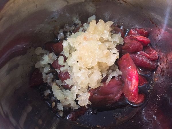 1．牛肉加入醃料。