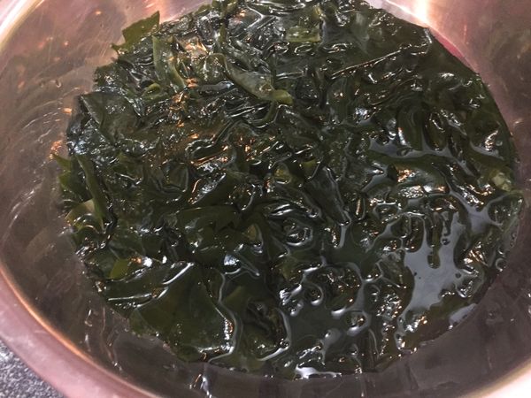 1．海帶發漲後，再過一次水。備用。