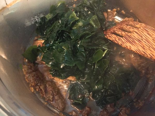 1．加入海帶，炒三分鐘左右出味。
