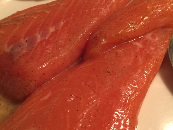 鮭魚洗淨擦乾，用醃料醃十分鐘。