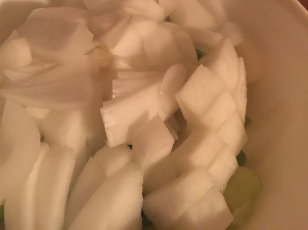 備料：將蔥白及洋蔥切丁。