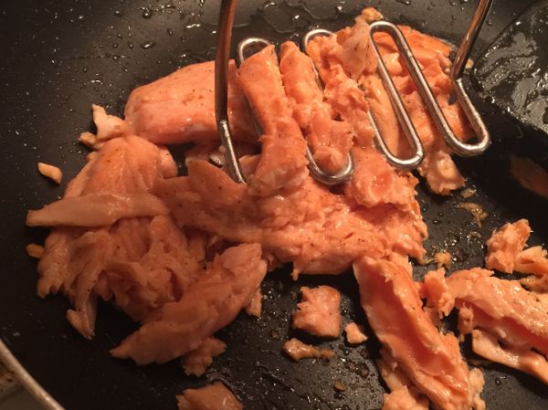 熱鍋、加油、煎鮭魚，兩面煎熟後，用叉子弄碎（我用IKEA買的馬鈴薯泥絞碎工具更省時)，放盤子裡。