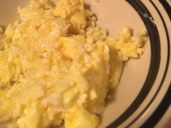 用鮭魚的油放入打散好的蛋，九分熟呈入碗裡，用叉子弄碎。