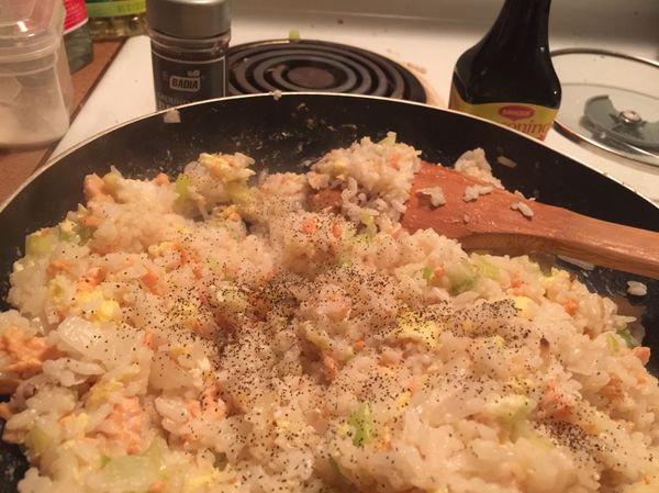 下油，加入蔥白與養蔥炒軟，放入隔夜米開始拌炒至粒粒分明後放人蛋、鮭魚炒ㄧ炒。
加三分之一米杯米酒及鮮味露圍繞整鍋滴一圈，大火快炒，熄火，加入鹽巴、黑胡椒，試吃味道，呈盤！