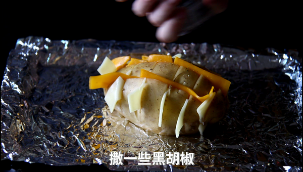 接著就可以放上烤盤，撒一些黑胡椒、香草鹽、淋上橄欖油，就可以進烤箱，用 210 度烤個 40 分鐘囉。