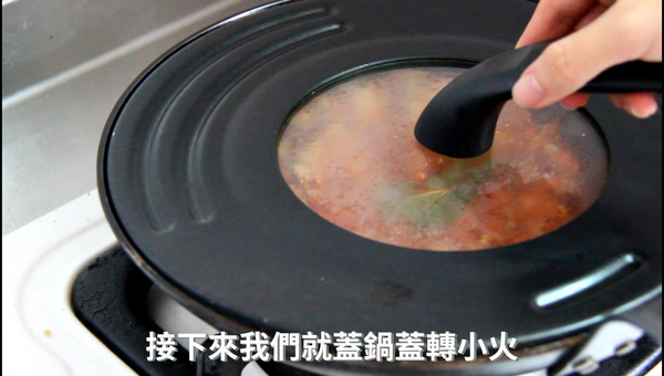 接下來就蓋鍋蓋轉小火，稍微悶煮收汁。起鍋前再加一點黑胡椒和鹽，就完成啦。