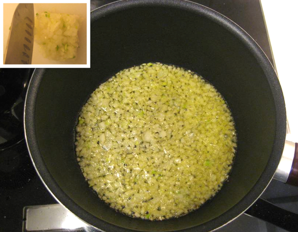 不粘鍋下橄欖油，中火爆香切碎的洋蔥粒；
Pour some olive oil into the non-stick pan, sautee finely chopped onion.