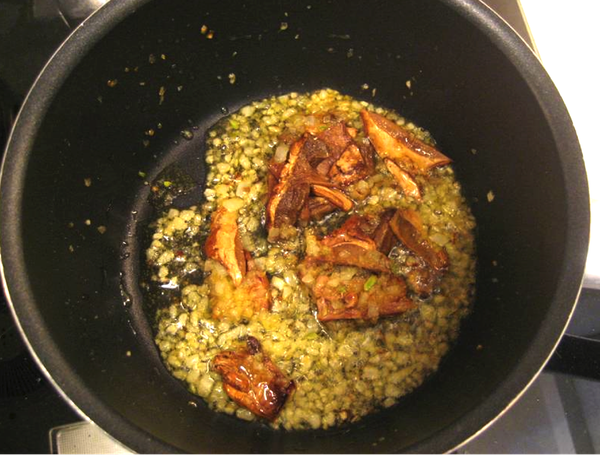 炒片刻，至散發出沁人的香氣；
Keep frying till you smell the fragrance of porcini.