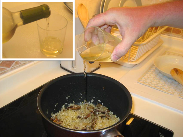 加入一杯優質白葡萄酒，繼續炒片刻；
Pour a cup of good quality white wine, stir a bit.