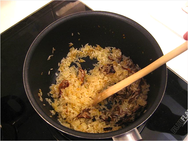 炒數分鐘，鎖住米的外層；
Fry several mins till the rice looks bit transparent.