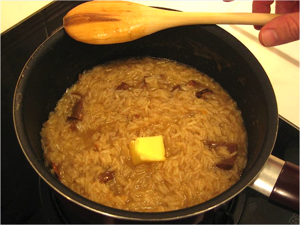 待水份開始減少加入牛油攪拌；
Add butter when water is below rice level.