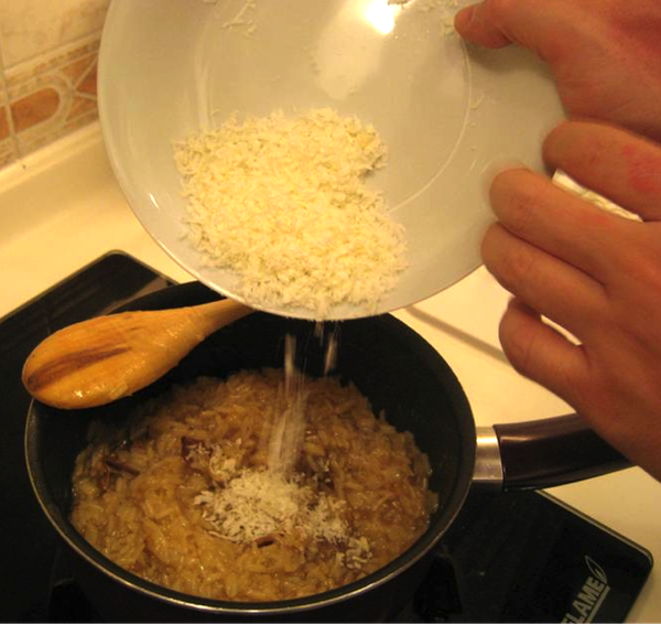 水份再減少時加入巴馬臣芝士（多寡隨意）；
Add grated parmasan cheese (as much as you like).