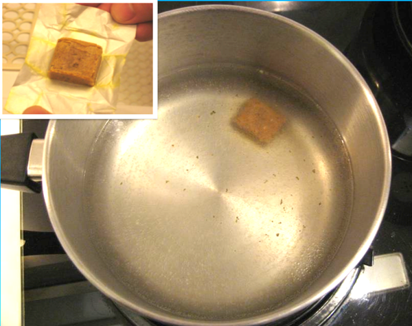 雞精加水（三杯水和一杯泡過菌的水）煮透，一直以小火溫熱；
Add 1 stock cube into the water (3 cups of water and 1 cup for soaking porcini) and boil, on low heat, continuously.