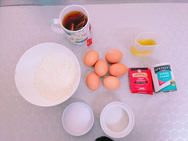 材料準備前，先用熱水把紅茶泡好，等紅茶涼了備用