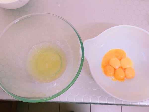 將蛋白和蛋黃分開