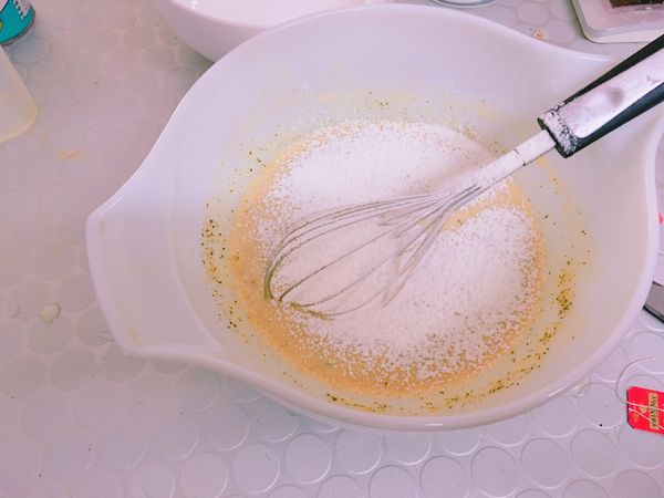 蛋黃部分：按照順序加入糖-紅茶粉-植物油-紅茶水-過篩麵粉和烘培蘇打，並且攪拌均勻
