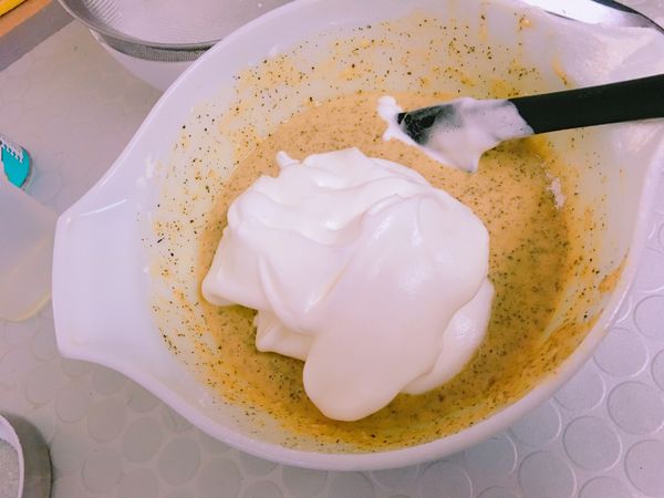 將蛋黃蛋糕糊和蛋白霜攪拌在一起