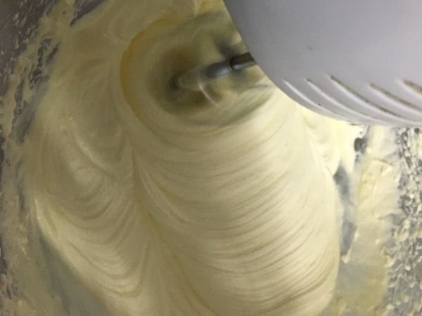 打奶油，打到有這樣的紋路代表可以了