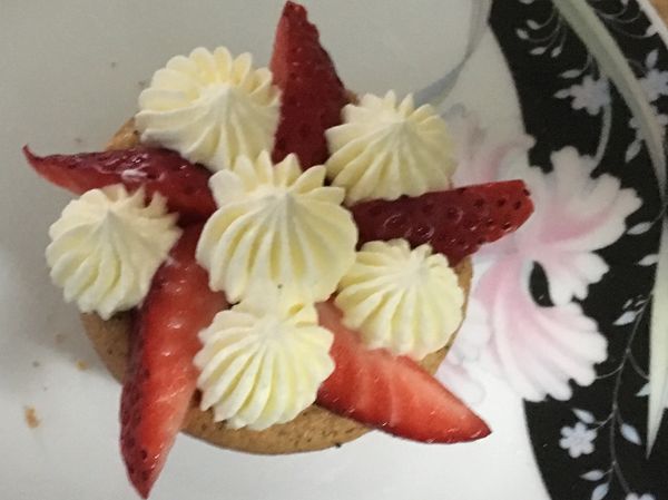 開始裝飾
中間夾層：奶油和草莓