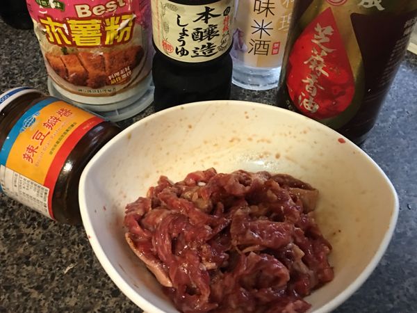 <醃肉>
牛肉切條狀，加入醃料醃10分鐘。