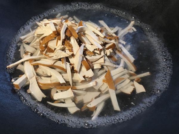 <處理豆干>
豆干切絲後，放入滾水川燙，燙至水滾後撈起備用。