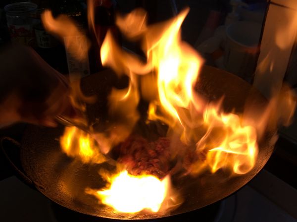 <處理肉>
熱鍋後加入2大匙橄欖油 (家裡使用生鐵鍋，如果油不夠多肉會巴鍋，如果使用不沾鍋可以減少油量)，油熱後大火快炒醃好的肉，牛肉約7分熟可撈起備用 (最後還要跟豆干一起拌炒，所以不要太熟)
阿母還使出上火絕技～
(如果怕火也可以省略上火的動作)