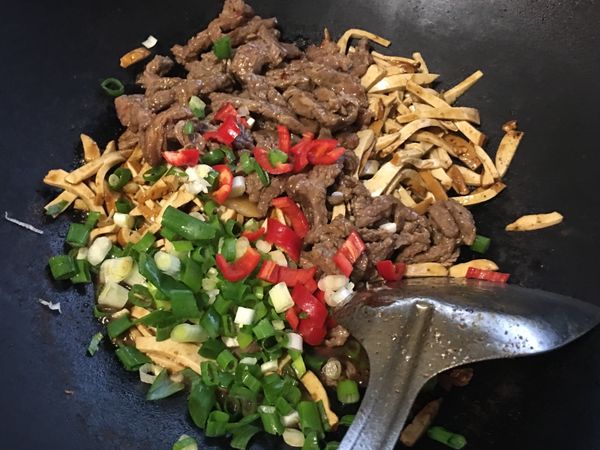 <全部拌炒>
醬汁炒開後加入豆干跟牛肉拌炒，再加入辣椒、蔥快速拌炒均勻即可起鍋。
