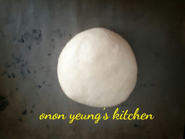第一次發酵完畢後，取出用手壓下去擠出氣體、滾圓、靜置15-20 分鐘。